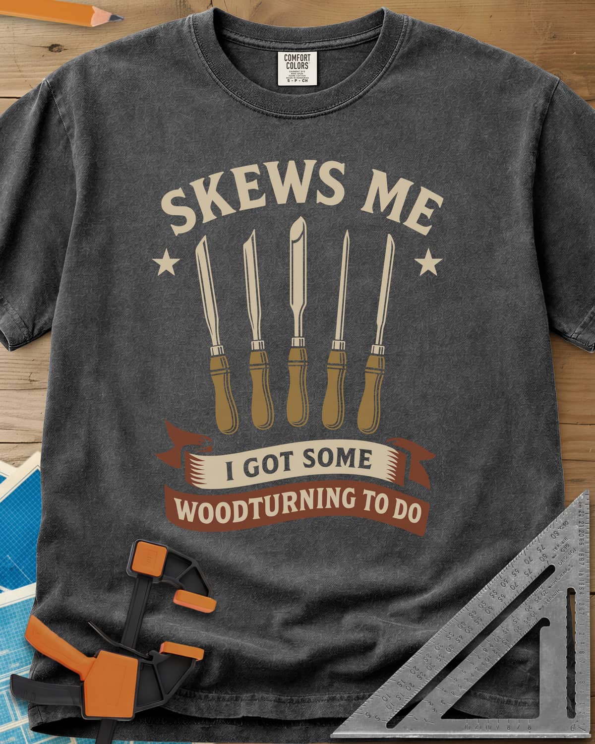 Skews Me heavyweight tee in Pepper, five turning tools between two stars above a ribbon banner