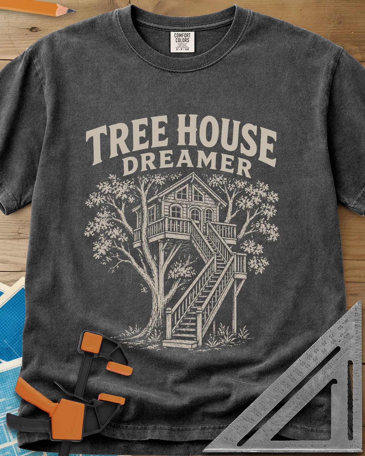 Vintage Tree House Dreamer heavyweight tee in Pepper, engraved-style treehouse with a railed deck and wide stairs